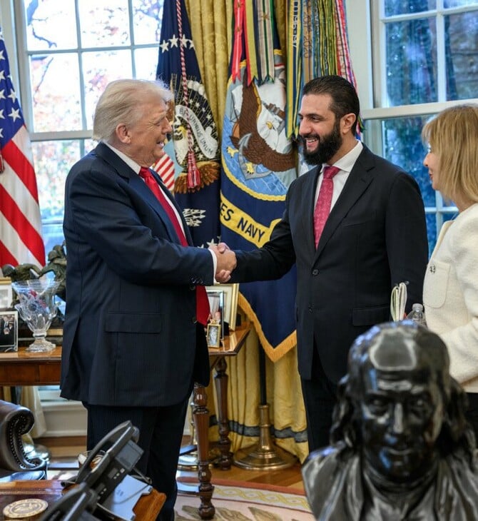 Ο Τραμπ ψέκασε άρωμα στον Αλ Σαράα και τον ρώτησε «πόσες γυναίκες έχει;» 