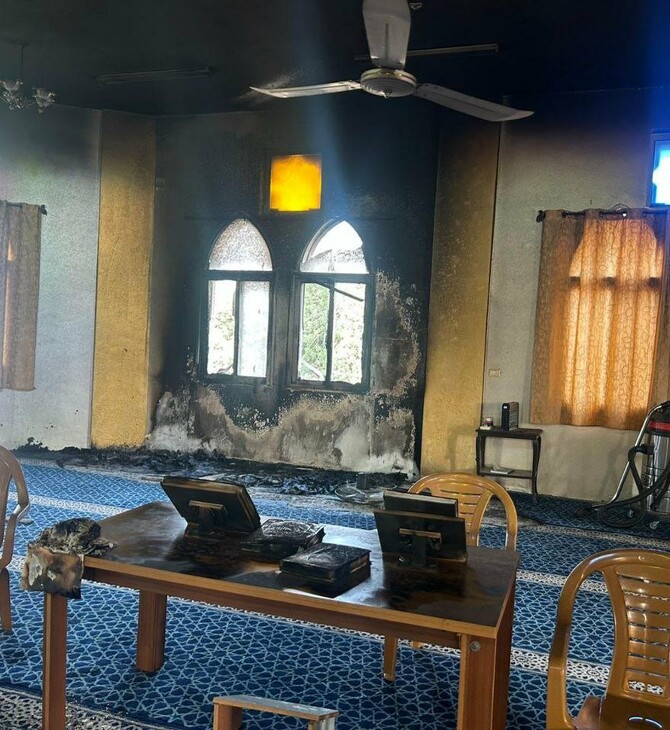 Δυτική Όχθη: Ισραηλινοί εποίκοι έβαλαν φωτιά σε τέμενος και έγραψαν συνθήματα μίσους