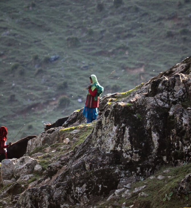 «Επιβιώνουμε από τύχη»: Οι γυναίκες που γεννούν μόνες στα βουνά του Κασμίρ