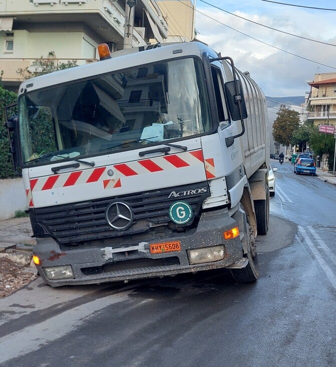 Υποχώρησε το οδόστρωμα στον Άγιο Δημήτριο λόγω βλάβης της ΕΥΔΑΠ – Εγκλωβίστηκε απορριμματοφόρο
