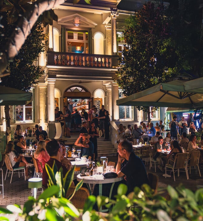 Casablanca Social Club: Το bar resto που στεγάζεται σε ένα ιστορικό νεοκλασικό της Θεσσαλονίκης