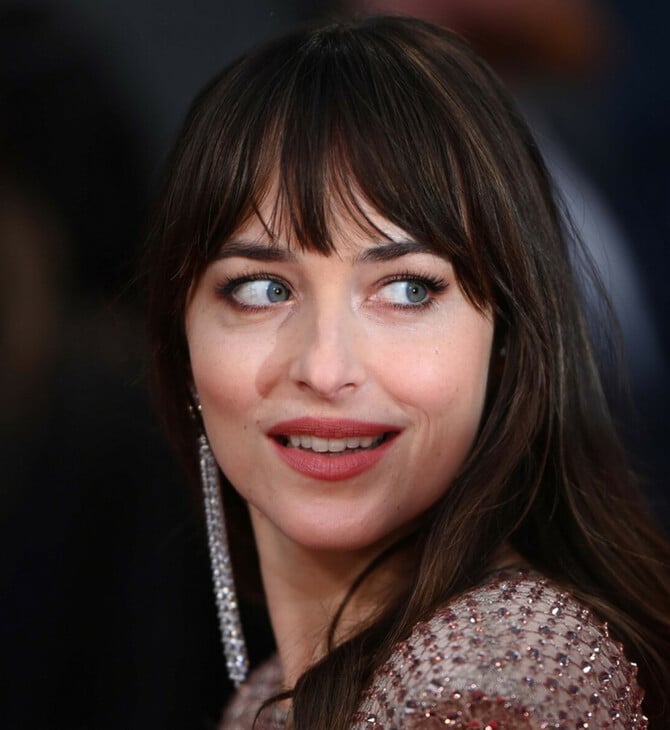 Ντακότα Τζόνσον σε Γιώργο Λάνθιμο: «Υπάρχουν και άλλες ηθοποιοί εκτός από την Έμα Στόουν»