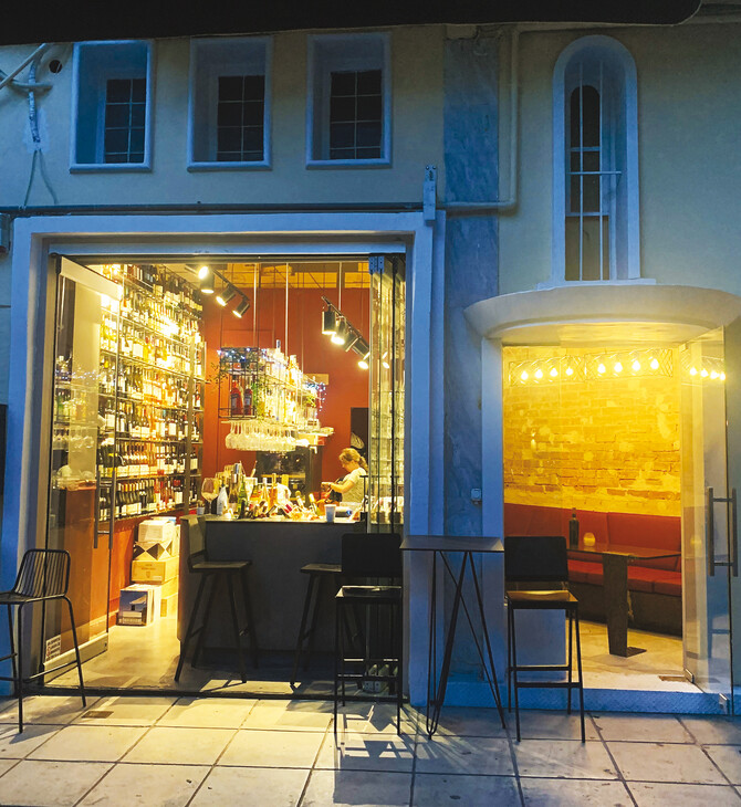 Wine Hideout: Το wine bar που προσφέρει ιδιαίτερη εμπειρία οίνου και γεύσης σε λίγα μόλις τετραγωνικά