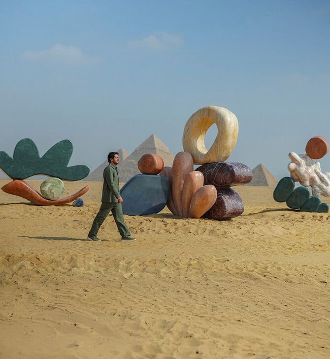 Αυτά τα τεράστια, σουρεαλιστικά γλυπτά μόλις προσγειώθηκαν δίπλα στις Πυραμίδες της Γκίζας 