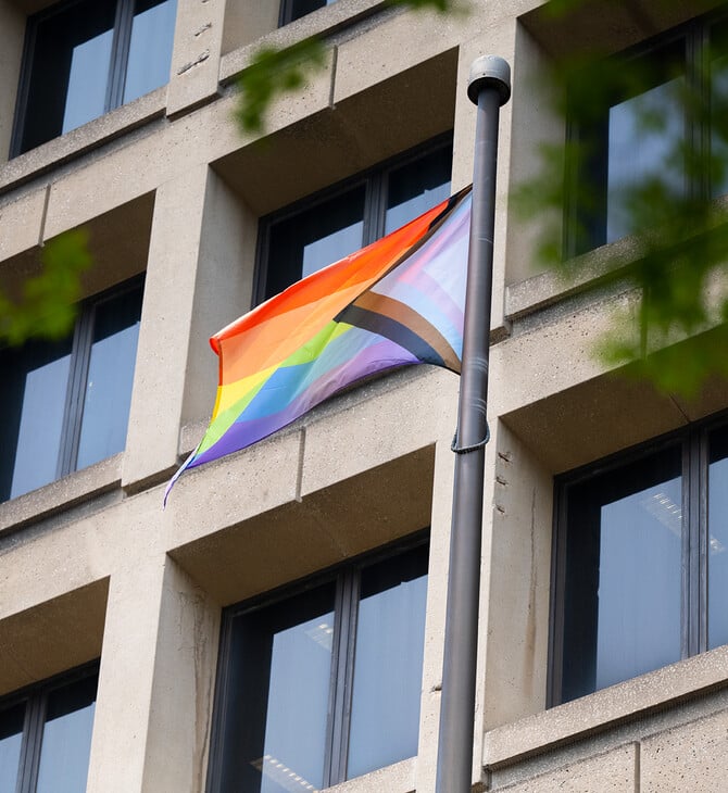 FBI: Απολύθηκε βετεράνος υπάλληλος γιατί είχε σημαία Pride στο γραφείο του - Προσφεύγει στη δικαιοσύνη