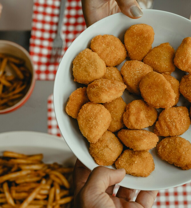 Τα υπερεπεξεργασμένα τρόφιμα συνδέονται με βλάβες σε όλα τα συστήματα του οργανισμού, σύμφωνα με νέα μελέτη