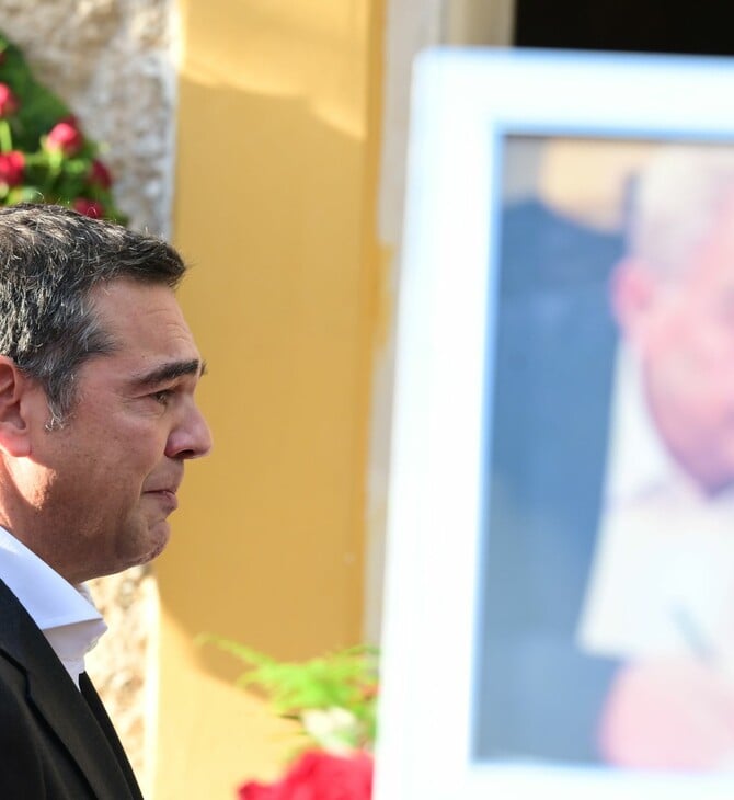 Με τρεμάμενη φωνή ο Αλέξης Τσίπρας στην κηδεία Φλαμπουράρη: «Καλό σου ταξίδι παππού Αλέκο»