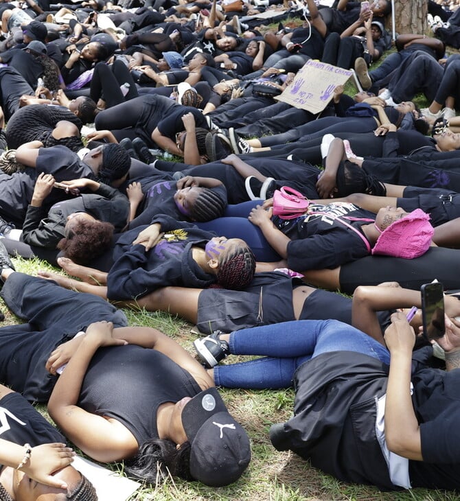 ΓΙΑ ΣΚ - Νότια Αφρική: Γυναίκες «βάφουν» τη χώρα μωβ και απαιτούν να κηρυχθεί ως εθνική κρίση η έμφυλη βία