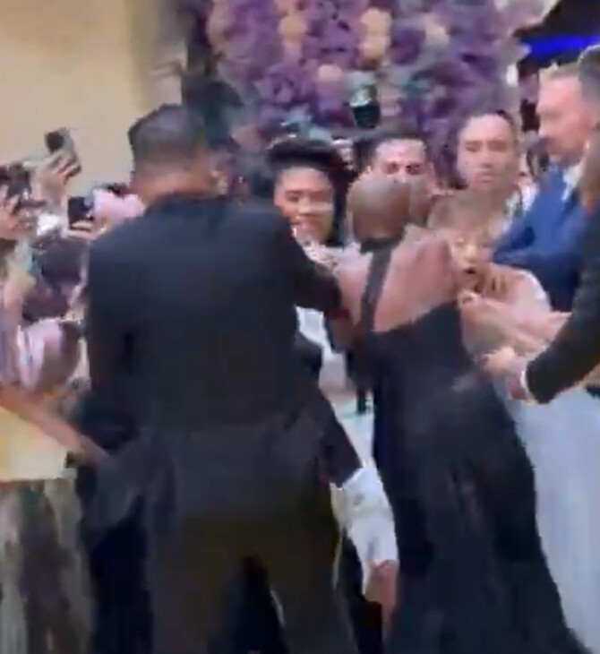 Αριάνα Γκράντε: Απελάθηκε από τη Σιγκαπούρη ο άνδρας που όρμησε πάνω της