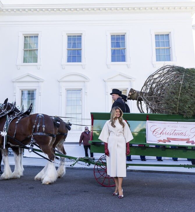 Η Μελάνια Τραμπ υποδέχθηκε το επίσημο χριστουγεννιάτικο δέντρο του Λευκού Οίκου