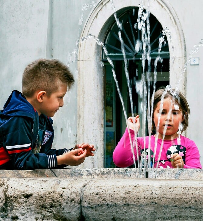 Γιατί μια από τις πλουσιότερες χώρες του κόσμου έχει 1 στα 3 παιδιά της στη φτώχεια;