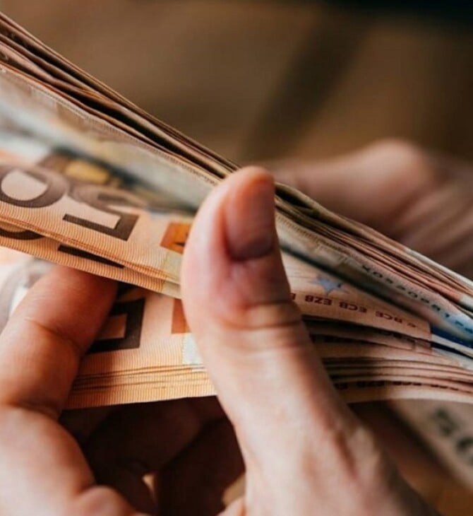 Επίδομα 250 ευρώ: Ποιοι πληρώνονται σήμερα – Αναλυτικά τα κριτήρια