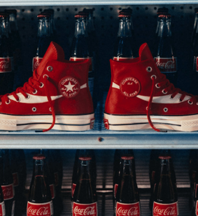 H νέα capsule συλλογή Coca Cola είναι έτοιμη να την αγαπήσεις και να την μοιραστείς