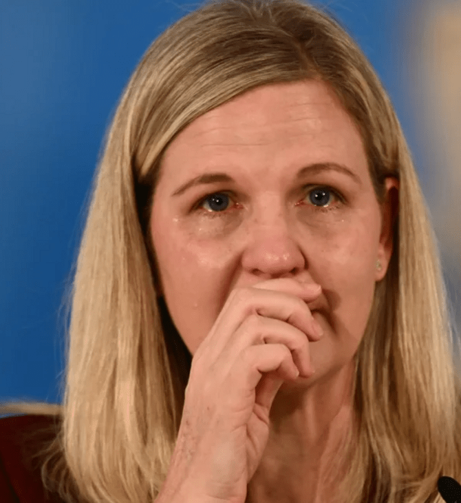 Συγκινητική στιγμή στην Αρχαία Ολυμπία: Λύγισε η πρόεδρος της ΔΟΕ στην αφή της Ολυμπιακής Φλόγας