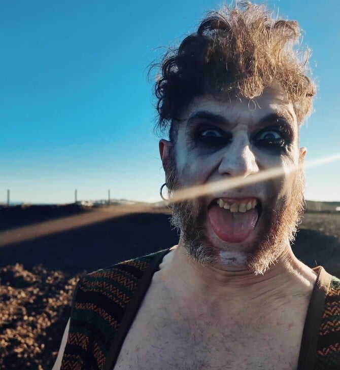 Resital Dostoevsky: Μια σκοτεινή, σαρκαστική παράσταση στα όρια κωμωδίας και τραγωδίας