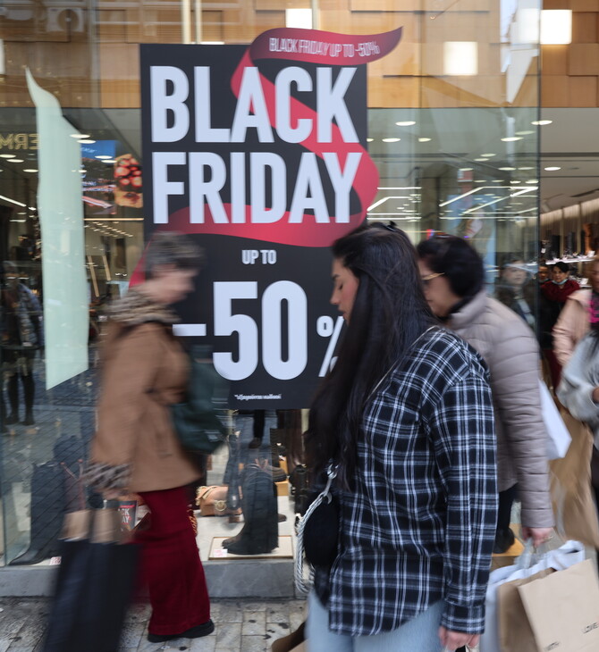 Black Friday: Πλήθος στην Ερμού, αλλά χαμηλές αγορές