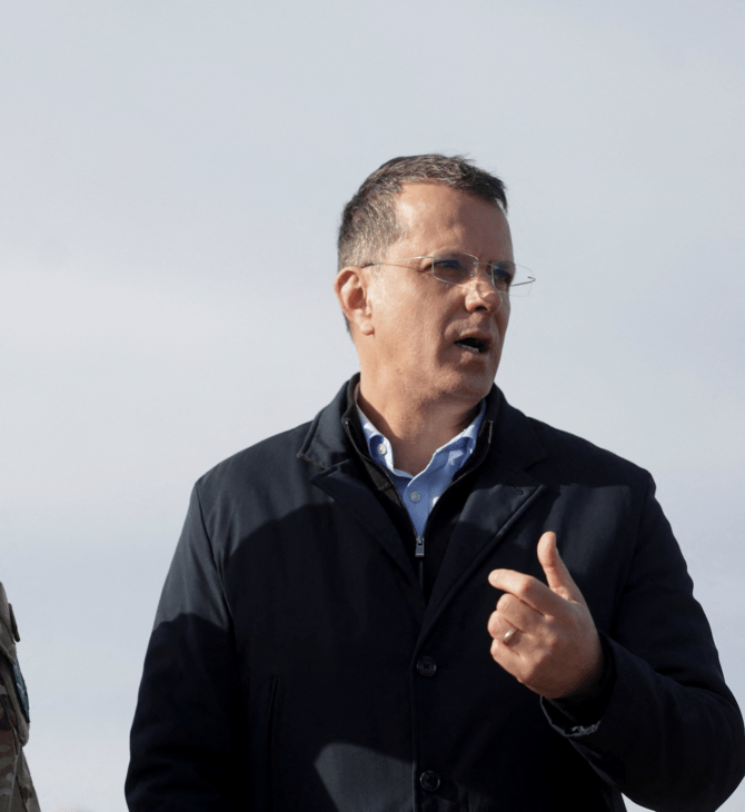 Ρουμανία: Παραιτήθηκε ο υπουργός Άμυνας μετά την αποκάλυψη ότι παραποίησε το βιογραφικό του