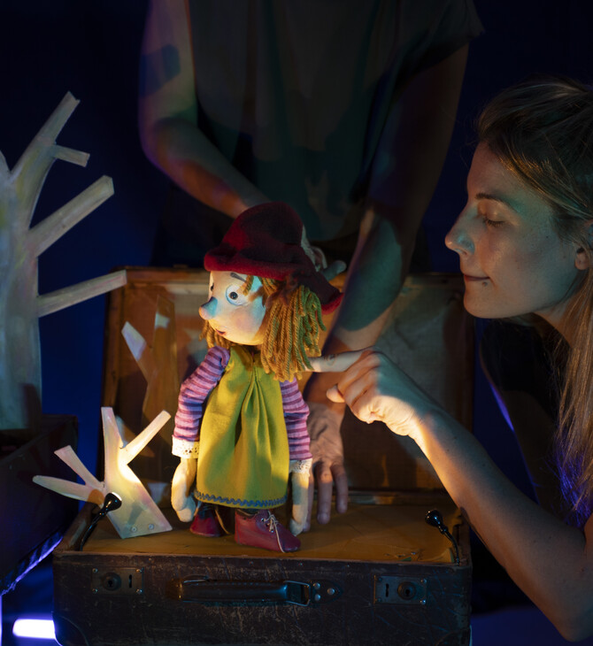 «Μ΄ένα κόκκινο σκουφί»: Το Θέατρο κούκλας Κοκού-Μουκλό και η Βάσω Γιαρένη ταξιδεύουν τα παιδιά