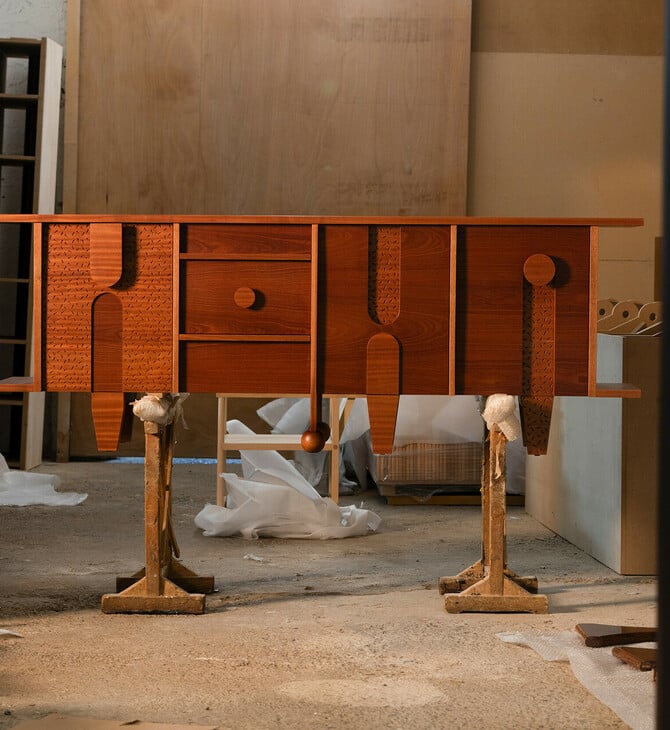 Η σύγχρονη τέχνη πιάνει στα χέρια της τα κλασικά έπιπλα «Συρίγος» 