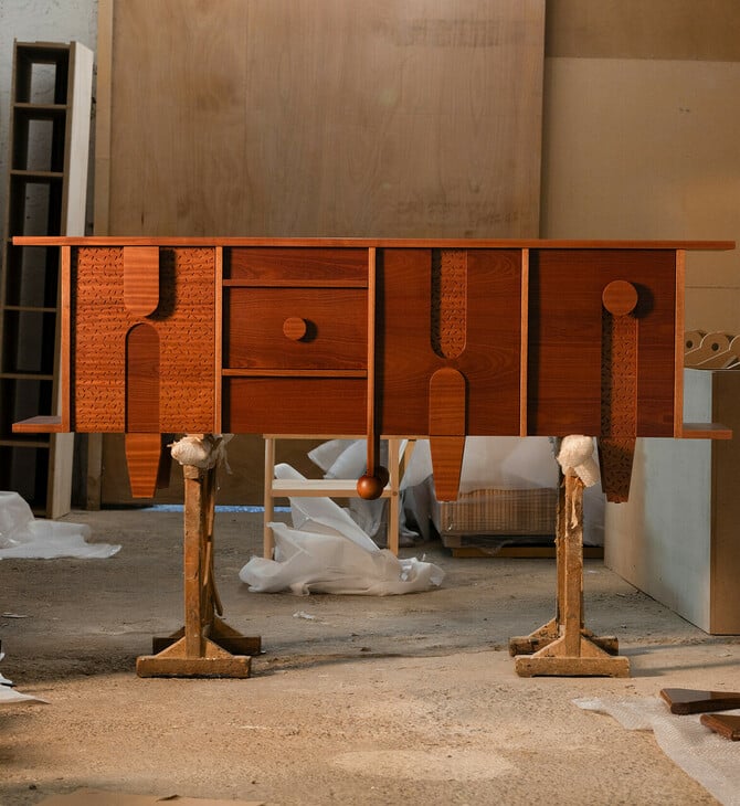 Η σύγχρονη τέχνη πιάνει στα χέρια της τα κλασικά έπιπλα «Συρίγος» 