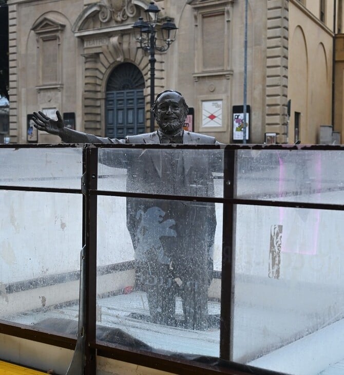 Λουτσιάνο Παβαρότι: Αντιδράσεις για την κατασκευή παγοδρομίου περιμετρικά του αγάλματός του