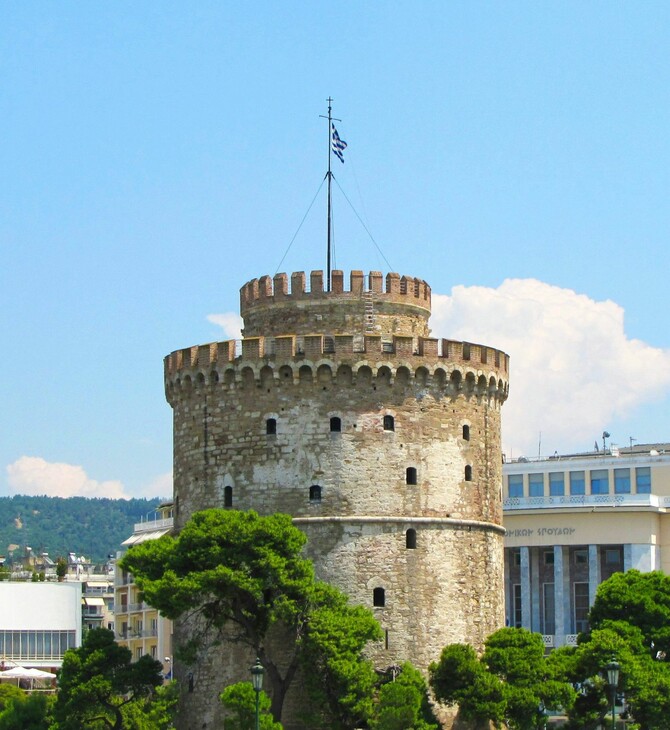 Θεσσαλονίκη: Ξήλωσαν και εξαφάνισαν τη μαρμάρινη πλάκα για τις κακοποιημένες γυναίκες από τη Νέα Παραλία