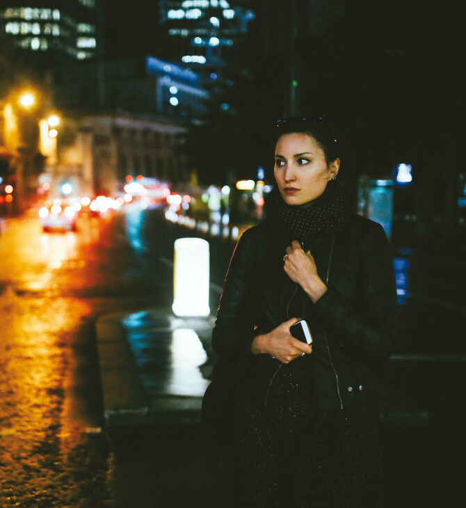 «Μάθε πώς νιώθουν. Άλλαξε το πώς νιώθουν»: 8 στις 10 γυναίκες νιώθουν φόβο στη βραδινή έξοδο