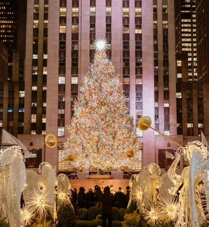 Χριστούγεννα 2025: Η εντυπωσιακή φωταγώγηση του χριστουγεννιάτικου δέντρου στο Rockfeller Center της Νέας Υόρκης