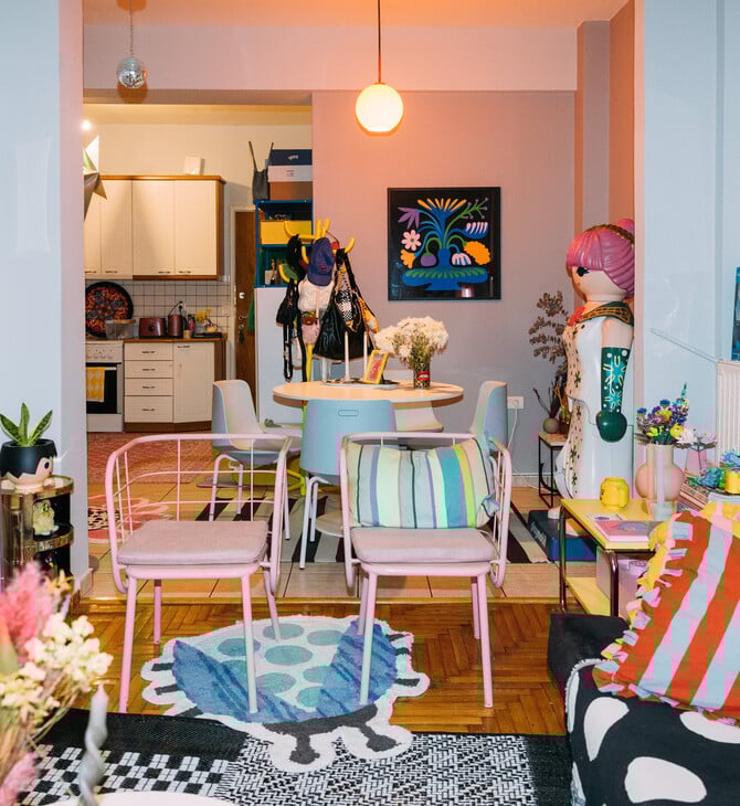 Ένα παιχνιδιάρικο σπίτι στο Παγκράτι/Ένα διαμέρισμα που μυρίζει τσιχλόφουσκα