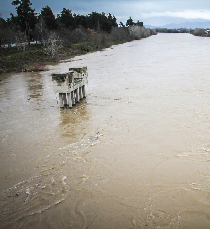 Κακοκαιρία Byron: Συναγερμός σε Τρίκαλα και Λάρισα - Υπερχείλισαν Πηνειός και Επινέας