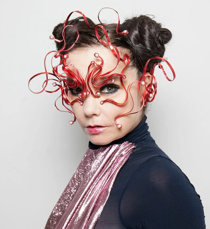 Η Björk καλεί τον RÚV να αποσύρει τη συμμετοχή της Ισλανδίας από την Eurovision