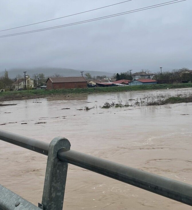 Κακοκαιρία Byron: Εκκενώνεται χωριό μετά την υπερχείλιση παραπόταμου του Ενιπέα