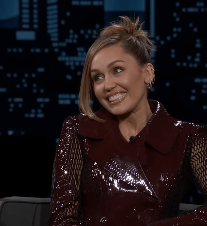 Η Miley Cyrus για το δαχτυλίδι των αρραβώνων της: «Μπορεί να ήταν προσφορά στην Black Friday»