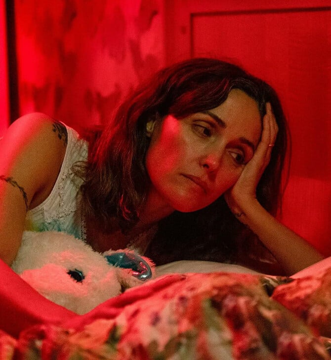 Το ρεσιτάλ της Ρόουζ Μπερν, το τρυφερό «Renoir» κι ένας αιμοβόρος Αι-Βασίλης από αύριο στους κινηματογράφους