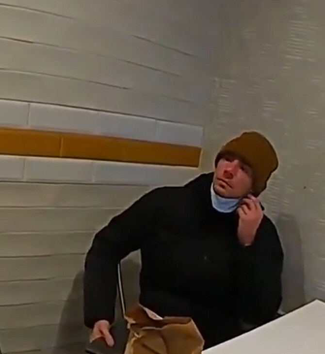 Λουίτζι Μαντζιόνε: Η στιγμή που οι αστυνομικοί τον εντοπίζουν μετά τη δολοφονία του CEO της UnitedHealthcare