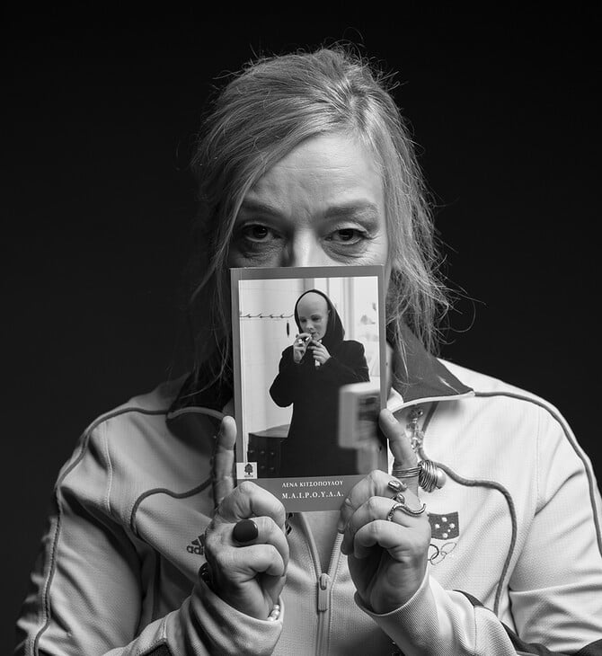 Η Λένα Κιτσοπούλου διαβάζει τη Μ.Α.Ι.Ρ.Ο.Υ.Λ.Α.