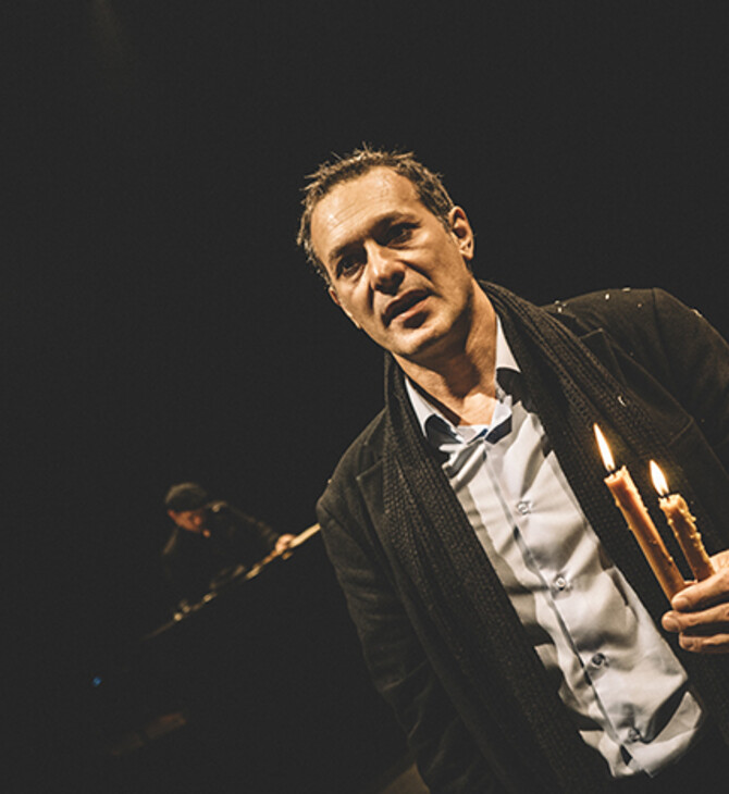 «Ο Αμερικάνος» του Αλέξανδρου Παπαδιαμάντη με τον Θανάση Σαράντο επιστρέφει στο Θέατρο ΡΟΕΣ