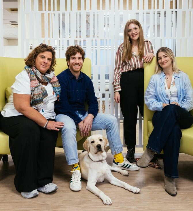 Μια ημέρα με την Έθελ στην MSD: Πώς ένας σκύλος-οδηγός αλλάζει την ζωή στο γραφείο