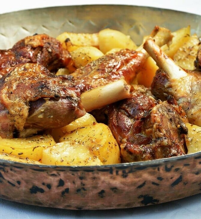 «Mε αρνί στον φούρνο καθημερινή, ξεχνιέμαι, νομίζω πως είναι Κυριακή» 