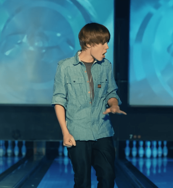 Ο Τζάστιν Μπίμπερ στην αίθουσα μπόουλινγκ όπου γύρισε το videoclip του «Baby» 15 χρόνια μετά