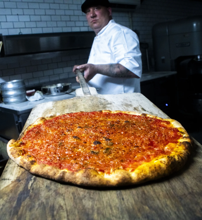 H πιο εκκεντρική πίτσα ψήνεται στο Μπρούκλιν 