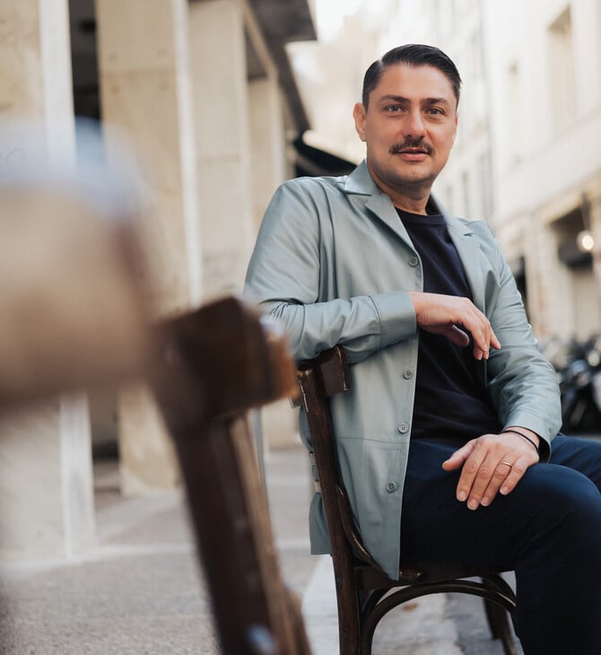 Ο takis ξεκίνησε από το Κιάτο και έφτασε στα κορυφαία θέατρα του κόσμου