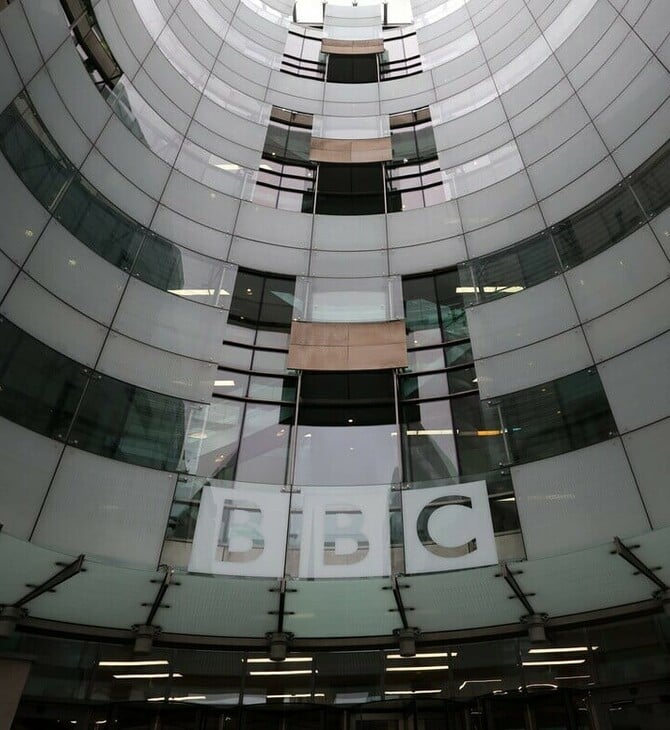 Το BBC καλά κάνει και δεν υποχωρεί μπροστά στον Τραμπ, δηλώνει Βρετανός υπουργός