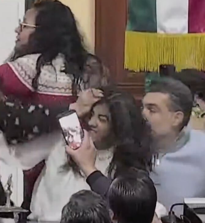 Μεξικό: Πιάστηκαν στα χέρια μέσα στη Βουλή - Σπρωξιές, χαστούκια και τραβήγματα μαλλιών σε live μετάδοση