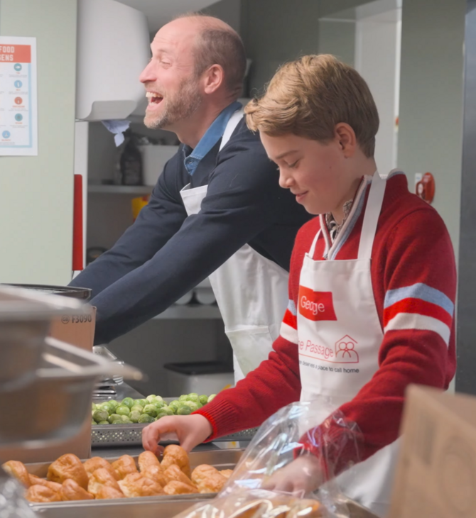 Ο πίγκιπας Ουίλιαμ με τον γιο του Τζορτζ προετοιμάζουν γεύματα για τους άστεγους στο Λονδίνο