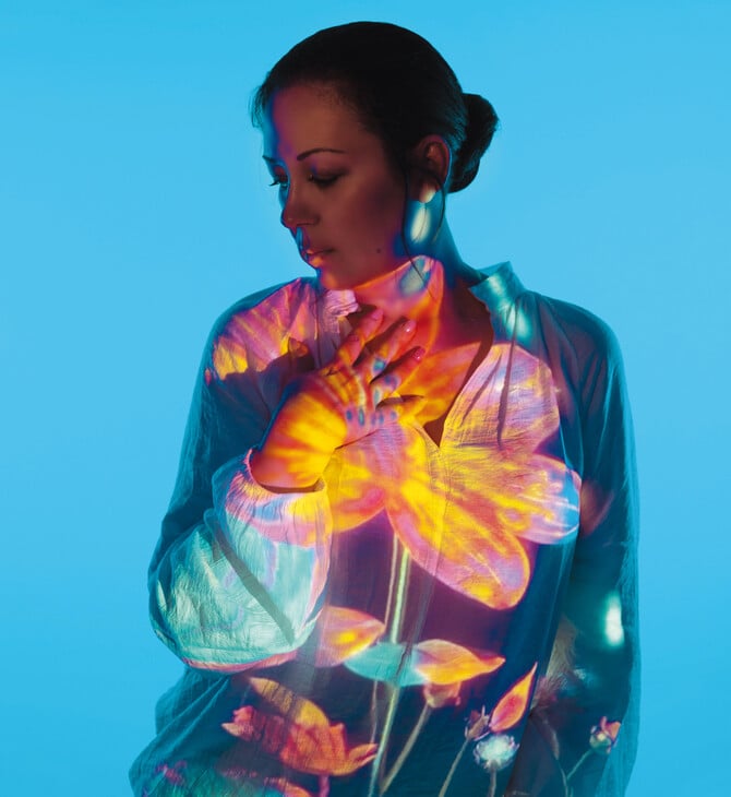 Sacred Voice: Η Διόνη Καρόκη μετατρέπει τον ήχο σε αυτογνωσία