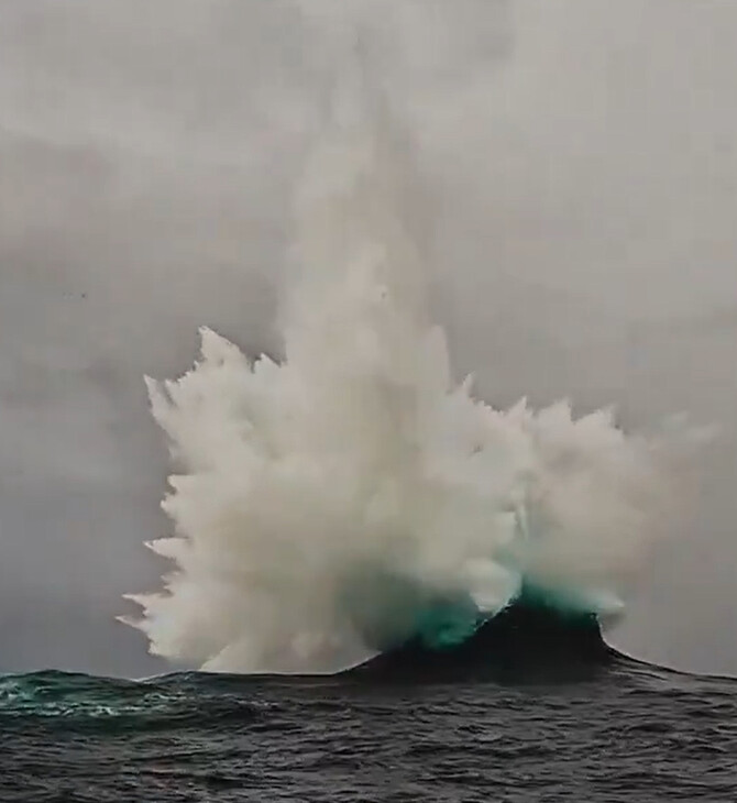 «Pincer attack»: Καταγράφηκε σπάνιο κύμα-δαγκάνα στα νερά της Αυστραλίας