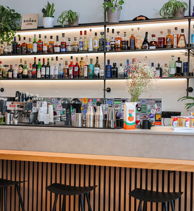 Commune: Specialty καφές, premium ποτά και μια συλλογή από βινύλια σε ένα νέο υβριδικό στέκι