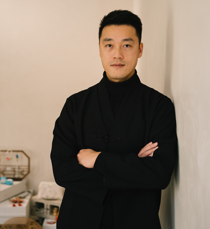 Leo Zhu: «Μου κάνει τρομερά μεγάλη εντύπωση η ανοχή των Ελλήνων απέναντι στη γραφειοκρατία. Το βρίσκω σουρεαλιστικό!»