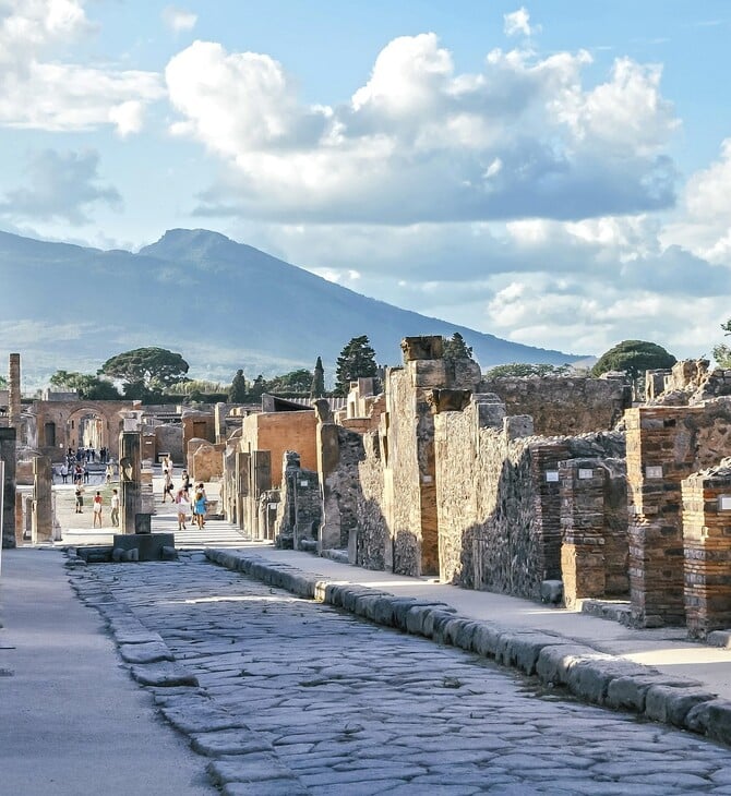 ΠΟΜΠΗΙΑ ΕΚΡΗΞΗ ΗΦΑΙΣΤΕΙΟ ΒΕΖΟΥΒΙΟΣ ΡΟΥΧΑ